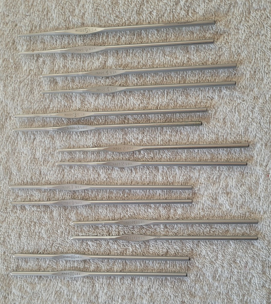 Preowned Set of 14 Silver Inline Thread Crochet Hooks Sizes 00-5 (Two Sets)