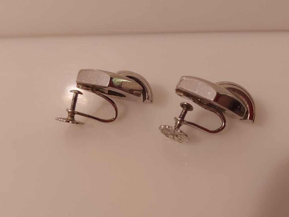 silvertone screwback knot earrings diameter .75"