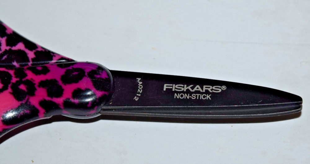 FISKARS NON-STICK AA0212 Comic Text Scissors 2"