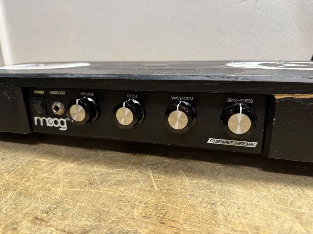 Moog Etherwave Theremin Keyboard Synthesizer