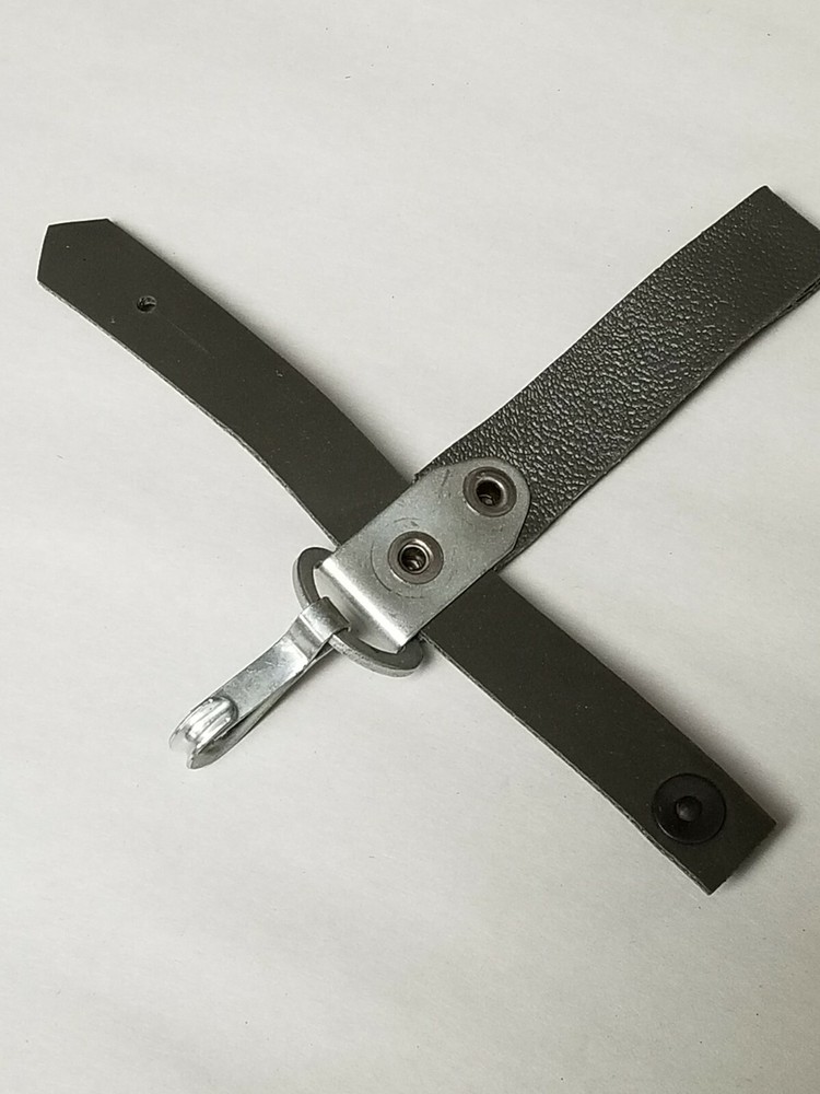 EAST GERMAN EARLY PLASTIC BAYONET FROG