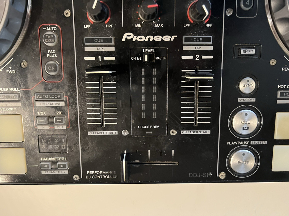 Pioneer DDJ-SR Digital DJ Controller Comes With Extras please read description