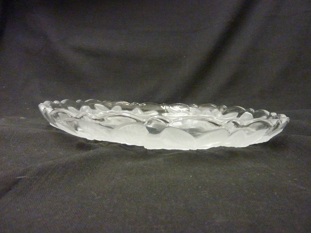 STUDIO NOVA WINTER ROSE PATTERN ROUND CRYSTAL PLATTER 14" DIAMETER NIOB