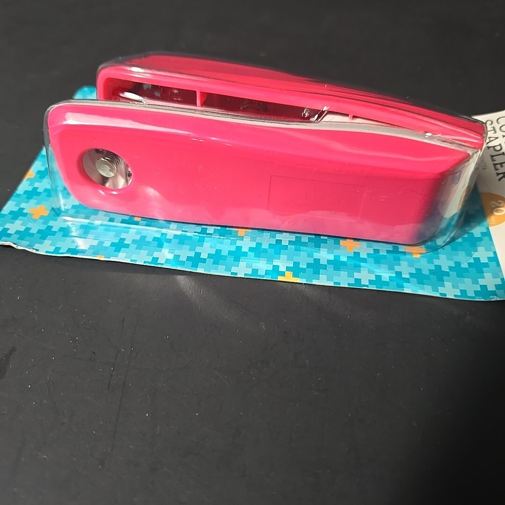 Pen+Gear Desk Stapler 20-Sheet Capacity Pink Compact Stapler