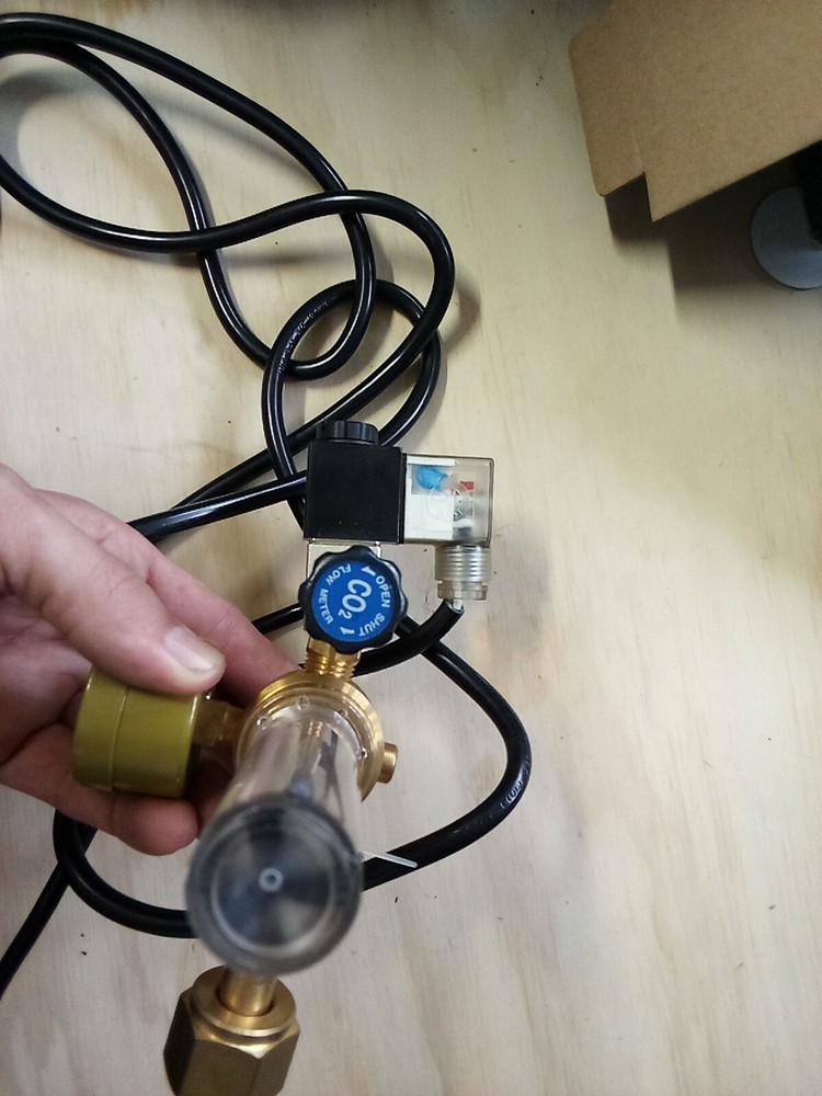 co2 regulator with solenoid