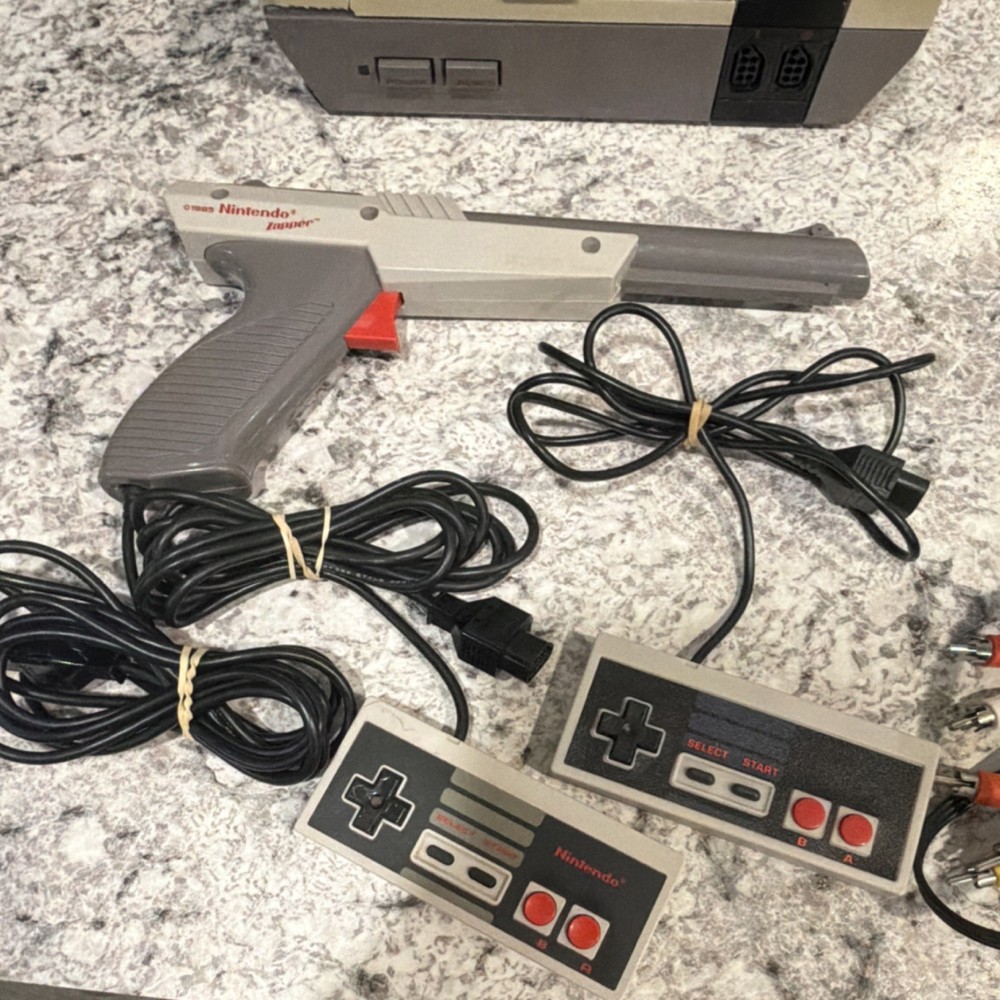 Nintendo Entertainment System NES Console Bundle w/ Controllers, Zapper & 4 Gam…