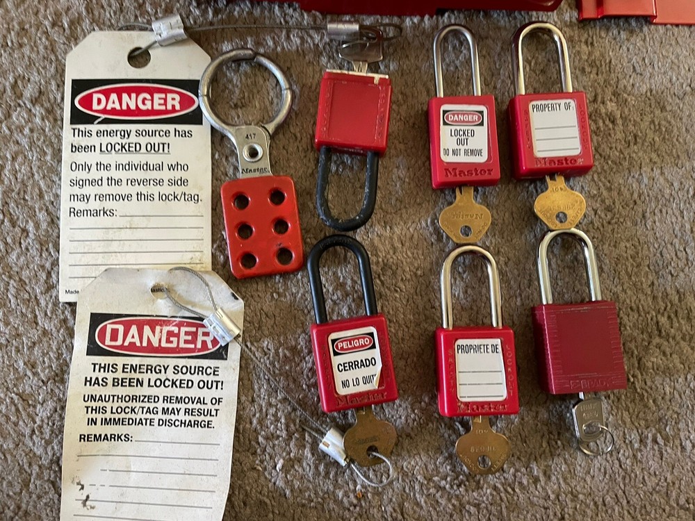 Master Lock 1839CX Group Lock Out Box With 6 Locks & Keys & Wall Mount Plate