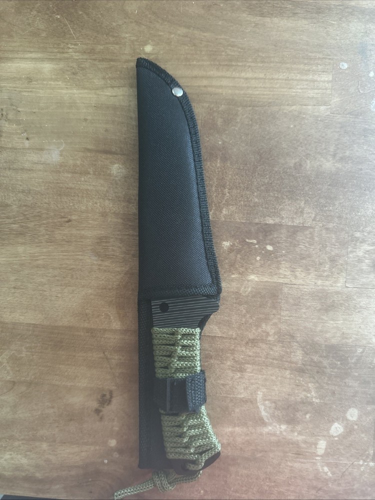 Large Knife With Paracord Handle And Sheath
