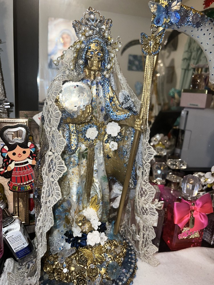 santa muerte statue