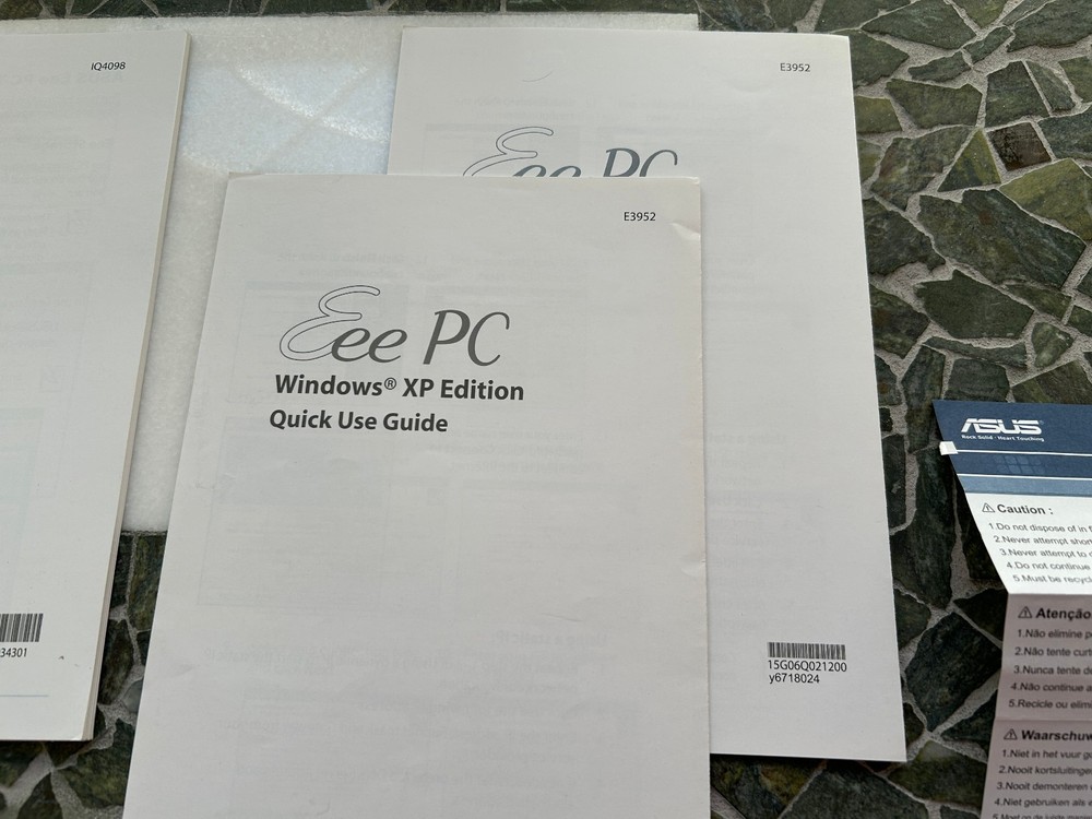 Asus Eee PC Windows XP Edition disks, booklets, start guide