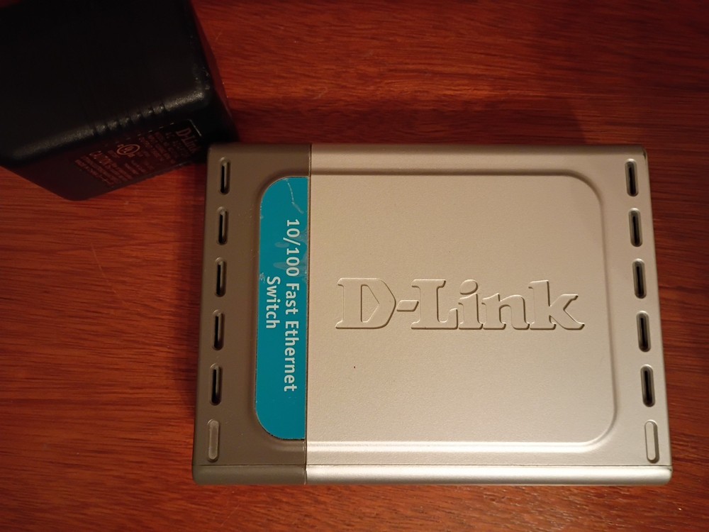D-Link DSS-5+ 10/100 Fast Ethernet Switch with Power Adapter