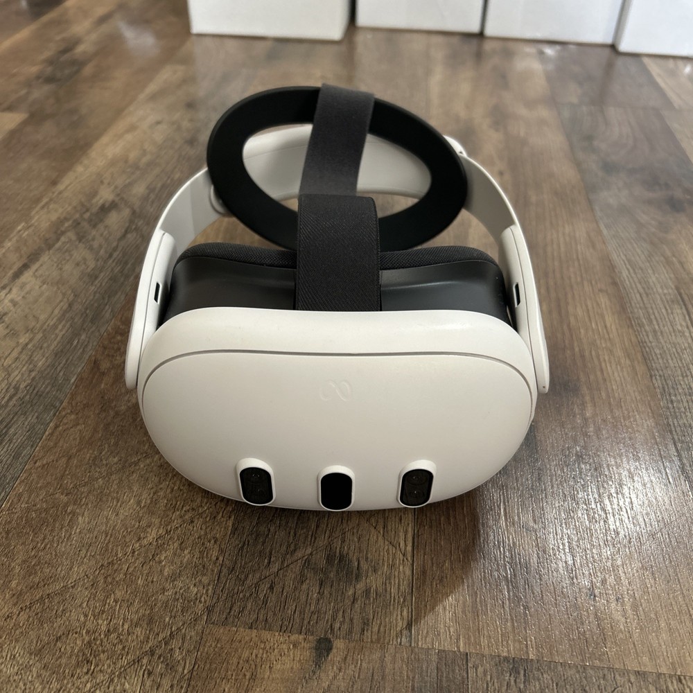 Meta Oculus Quest 3 - 128GB  - Headset ONLY - Great Condition -Broken Headstrap