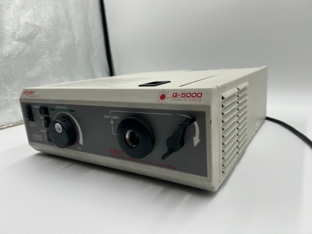 Stryker 220-180-000 Q5000 Light Source