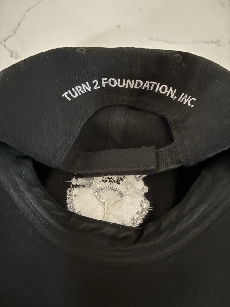 DEREK JETER CELEBRITY GOLF CLASSIC GOLF CAP (BLACK / OSFM) - WITHOUT ISSUES!