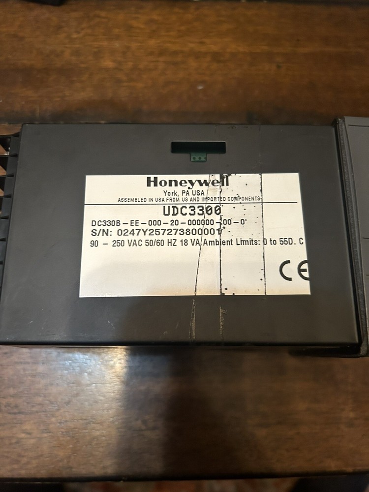 HONEYWELL DC330 Temp Controller. Model DC330B-EE-000-20-000000-00-0