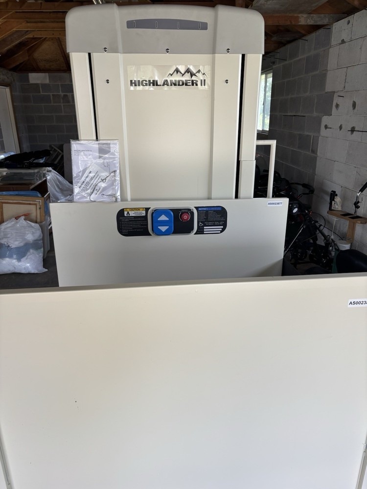 Highlander Vertical Platform Lift (Harmar)