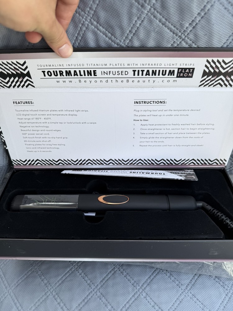 She TOURMALINE INFUSED TITANIUM Flat Iron