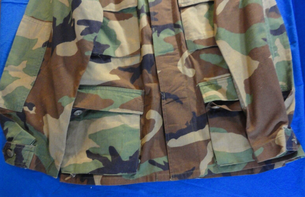 BDU WOODLAND CAMOUFLAGE JACKET W/ CHEST HOOK & LOOP ID SMALL SHORT