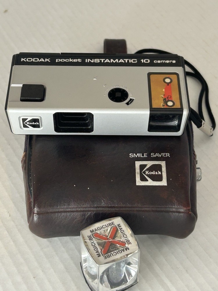 Kodak Pocket Instamatic 10 Camera w Case Magicube Flash Vintage Untested