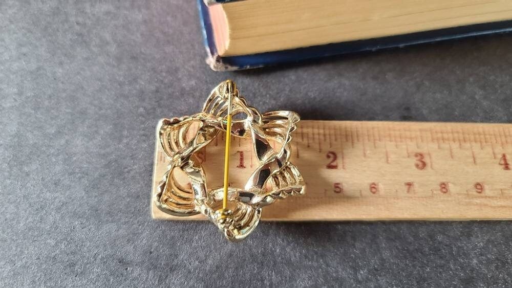Gold Star Wreath Brooch
