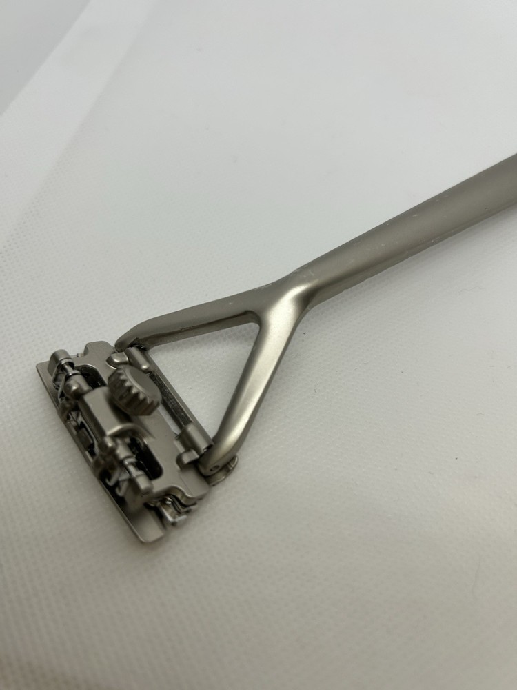 Leaf Razor Silver Triple-Blade Pivoting Head Safety SANITIZED READ DESCRIPTION