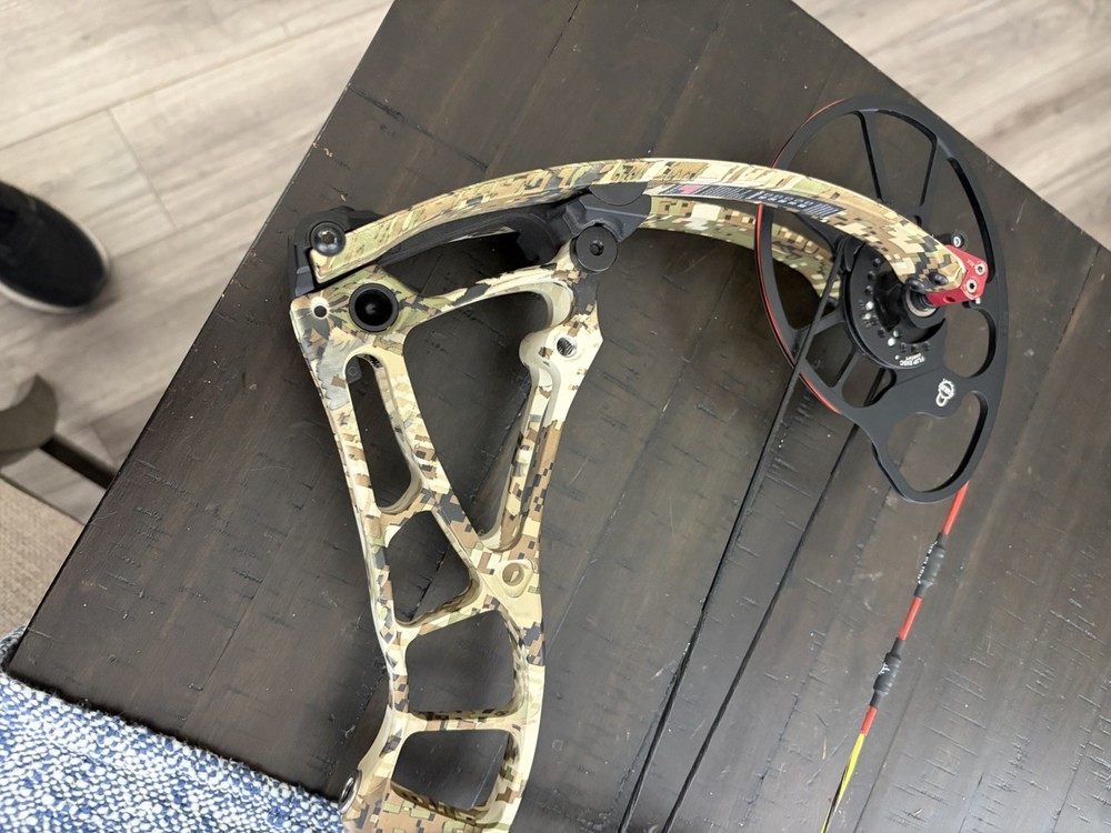 Bowtech Solution Rh 24.5-30” 70 Lbs New String Excellent Condition