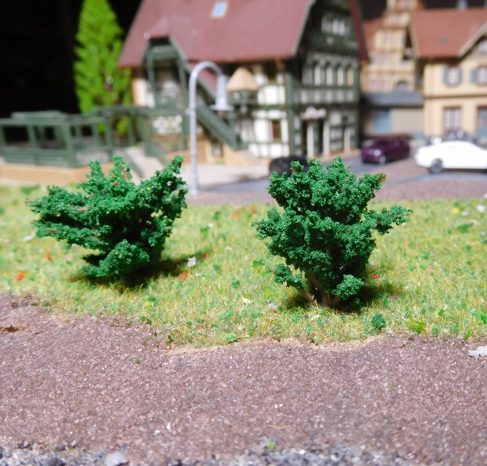 20 Dark Green Bushes, Shrubs, 30 mm High