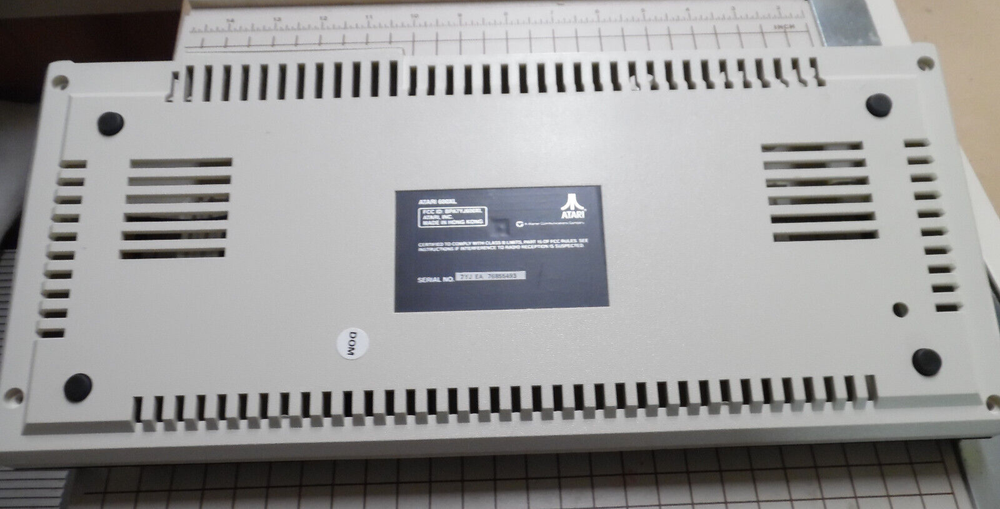 Top and bottom case Atari 600XL Removed from computer