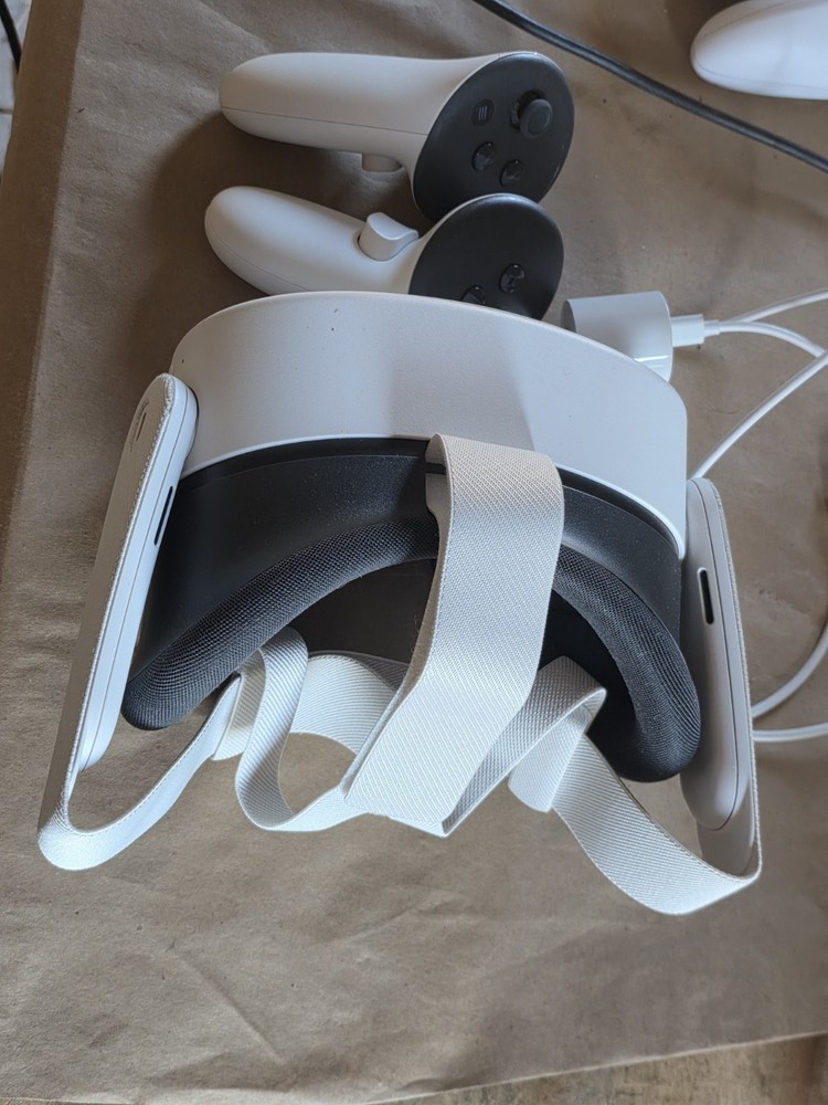 Meta Quest 3S 128GB VR Headset W Controllers  Good Cond
