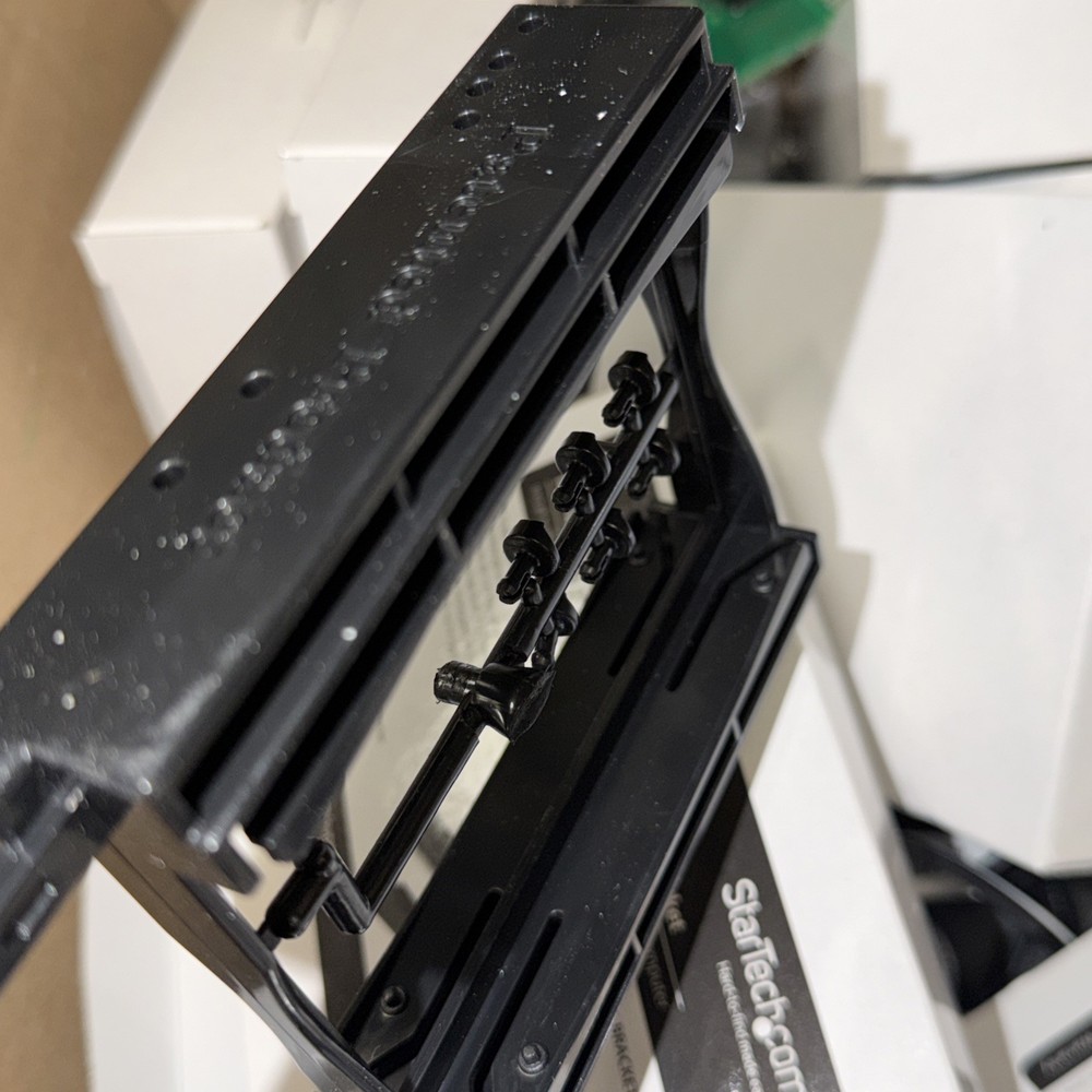 StarTech.com Dual 2.5" SSD/HDD Mounting Bracket for 3.5 Drive Bay - Tool-Less