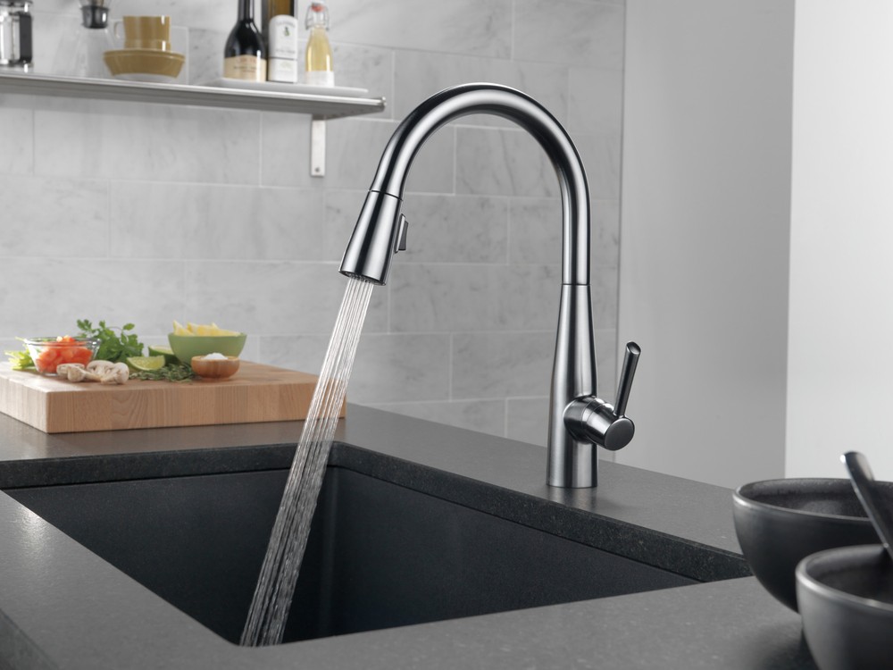 Delta Essa Pull-Down Kitchen Faucet in Arctic Stainless-Certified Refurbished