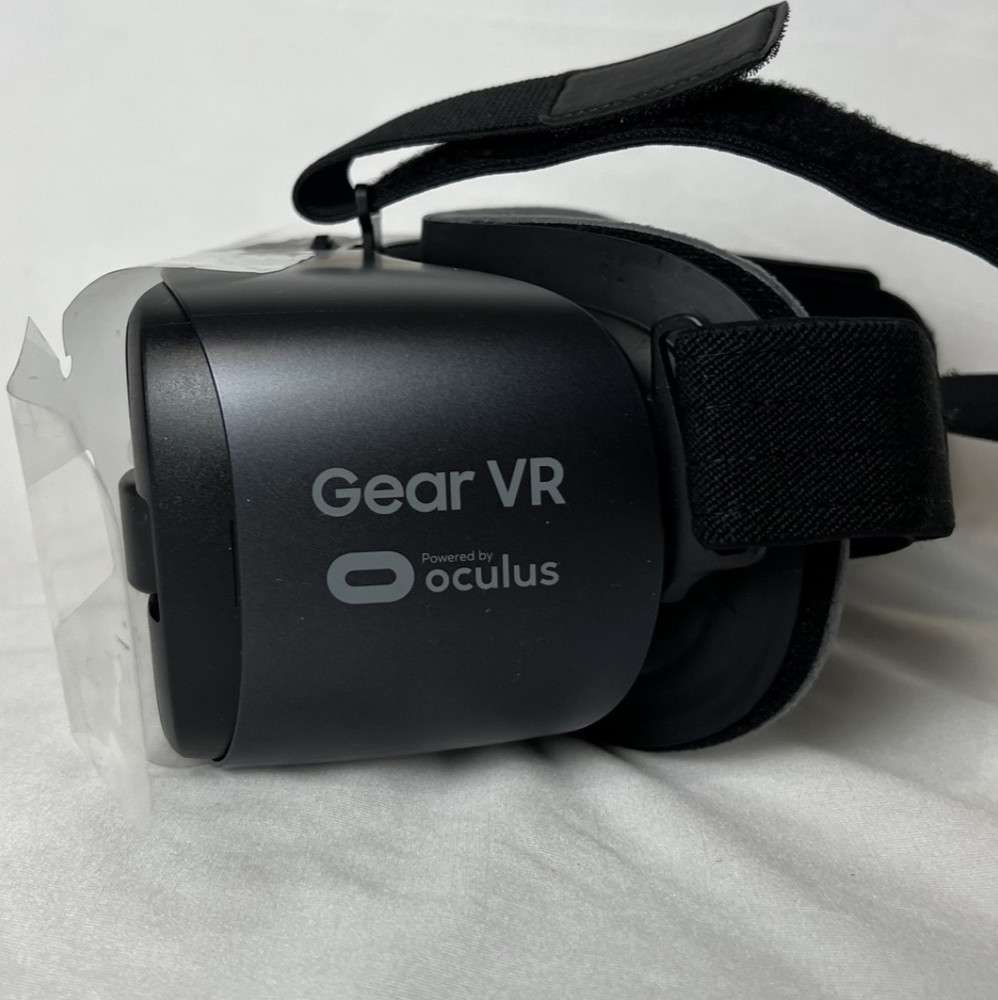 Samsung Gear VR with Controller Powered By Oculus (NOT TESTED)