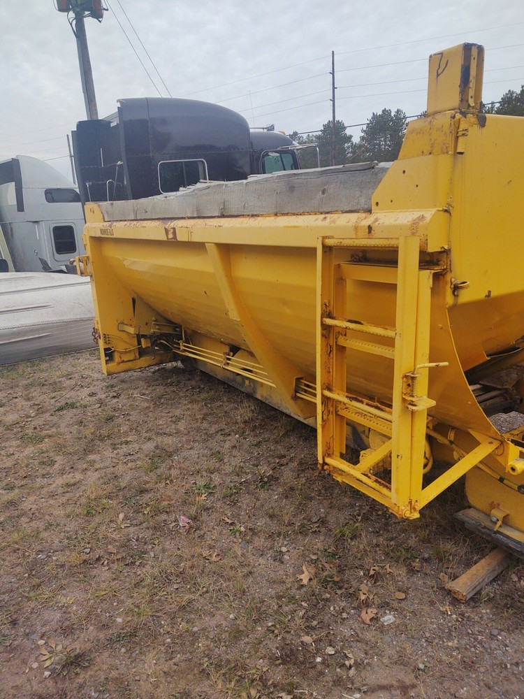 13 X. 8. Dump Box chain conveyor