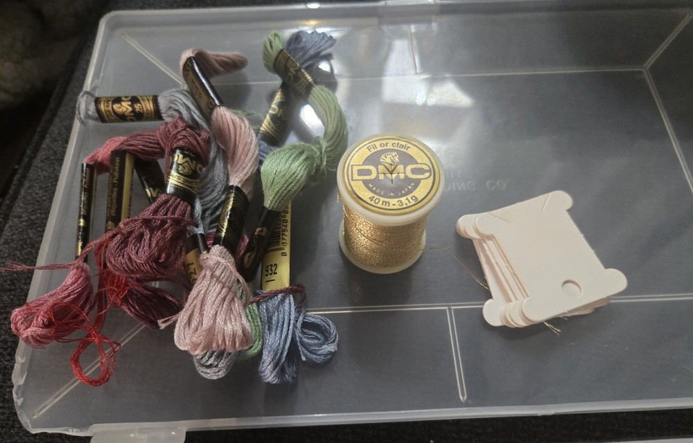 126 Plus Embroidery Thread w/Storage Box
