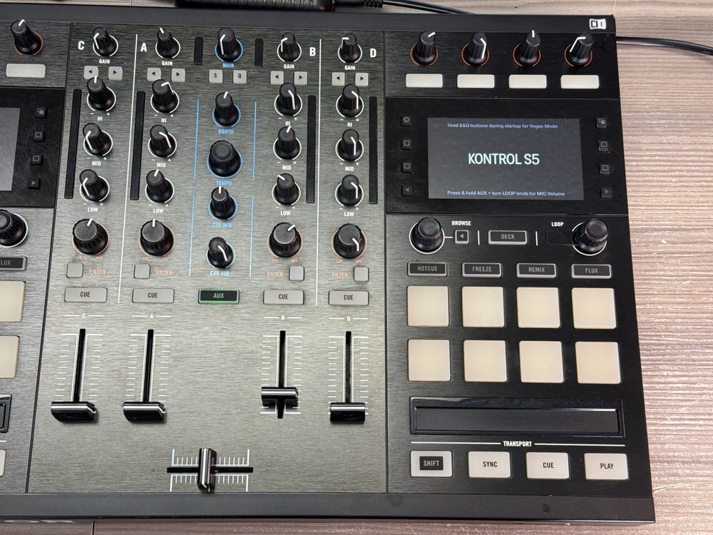 Native Instruments Traktor Kontrol S5 DJ Controller