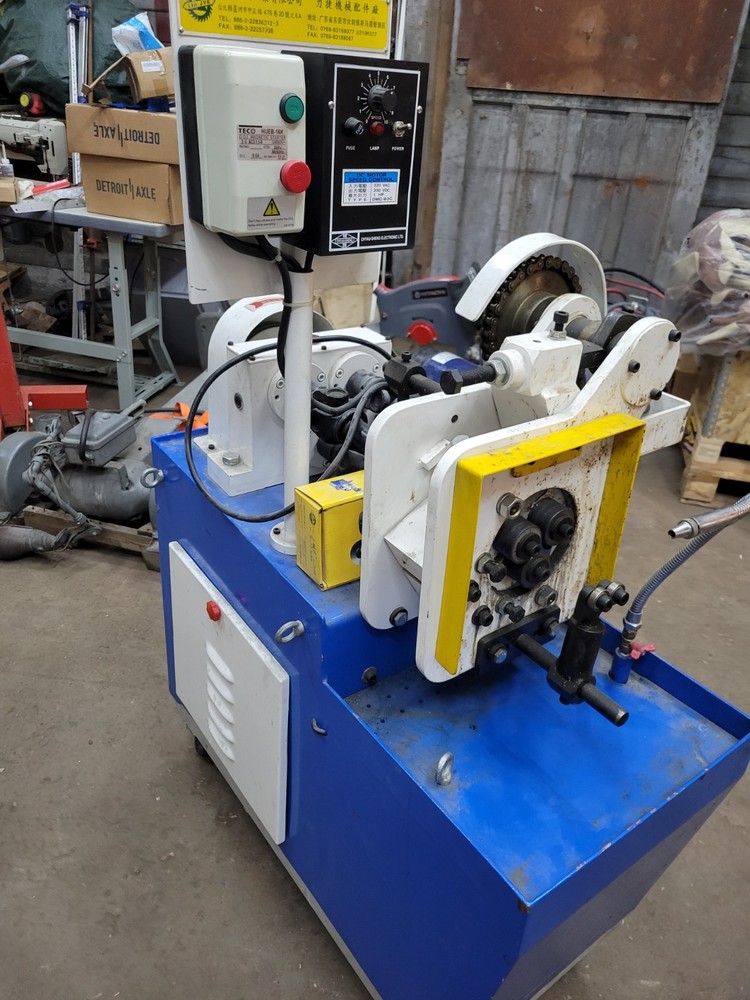 Thread rolling machine