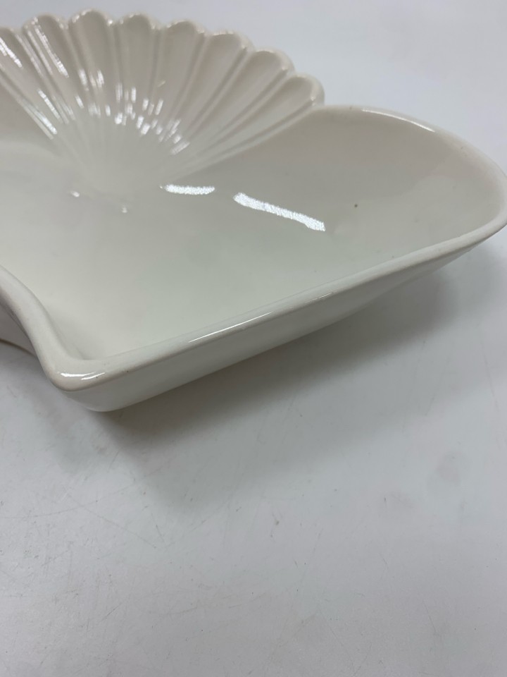 WHITE SCALLOPED SERVING DISH/TRINKET.