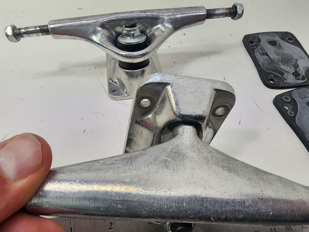 GENARIC Skateboard Trucks Pair 7.5"