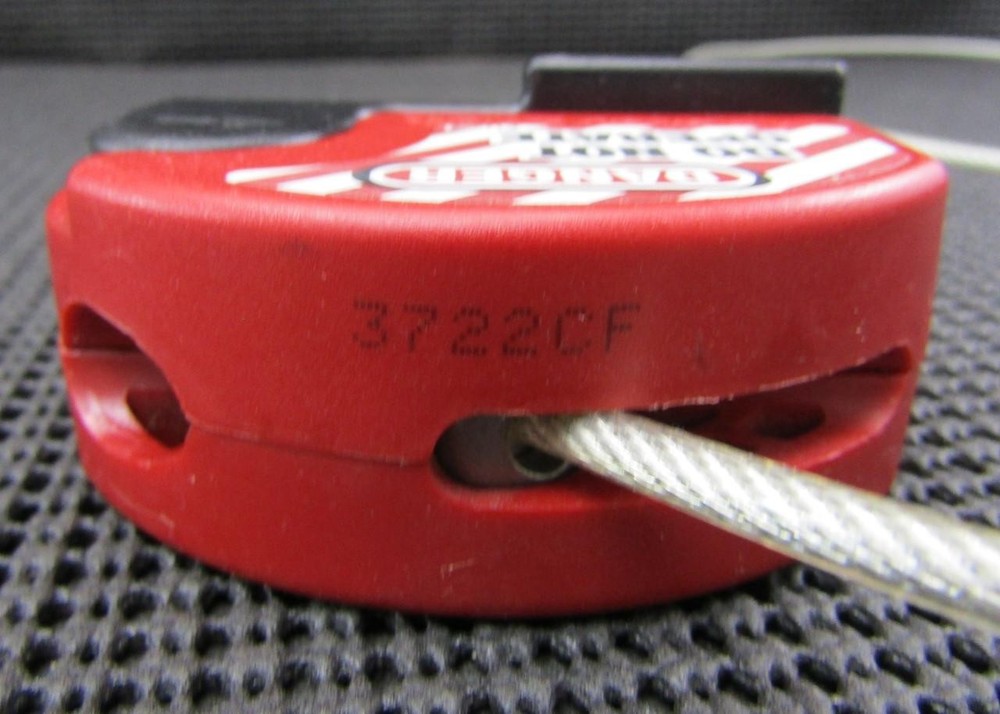 MASTERLOCK S806 3722CF 1.8M RED ADJUSTABLE CABLE LOCKOUT - NEW NO BOX