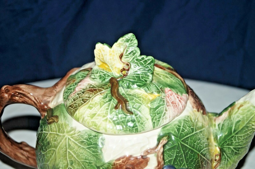 Gorgeous Textured Grapevine Teapot in Perfect Condition