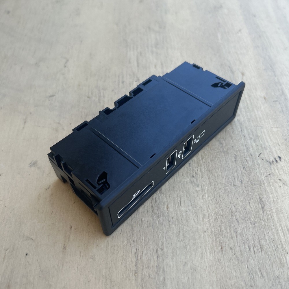 Genuine Mercedes OEM card reader USB connection module unit socket A2138200400