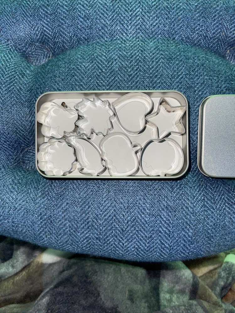 The pampered chef 8 cookie cutters used