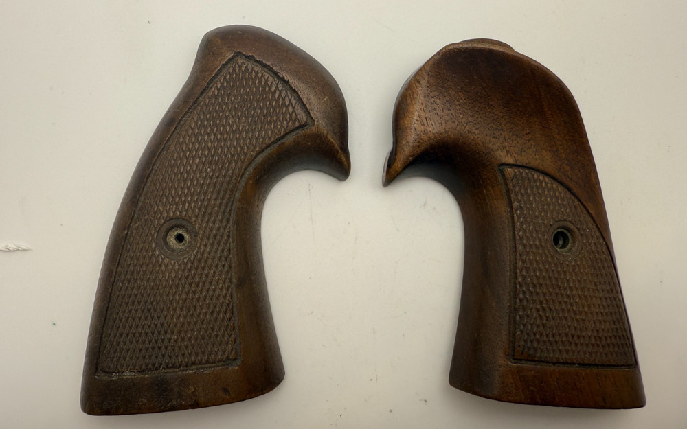 Sile colt python E, I Frame Model Checkered Black Walnut thumbrest target grips
