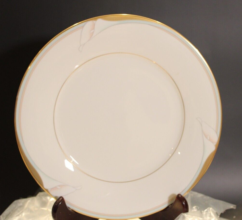 Noritake Golden Lily 9 dinner plates