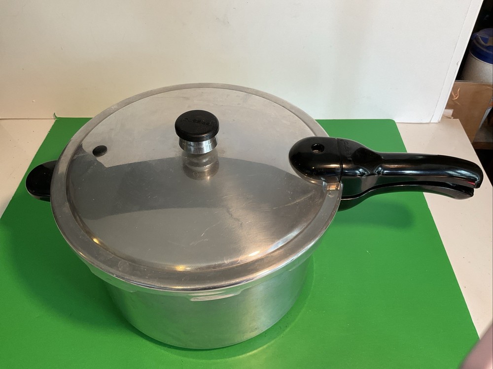 Vintage Presto Model 01282 8-Quart Pressure Cooker