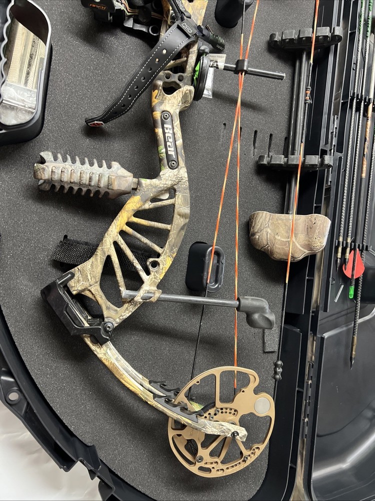 Bear Archery Apprentice RTH Compound Bow 70# Righthand Realtree Edge - Camo