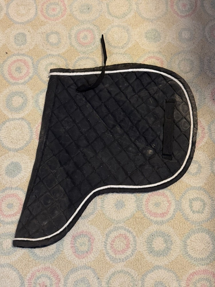 4 saddle pads in this bundle- multiple brands.