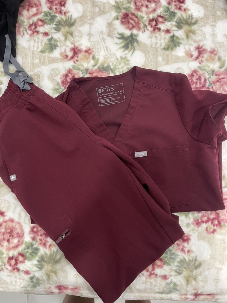 FIGS Scrub set