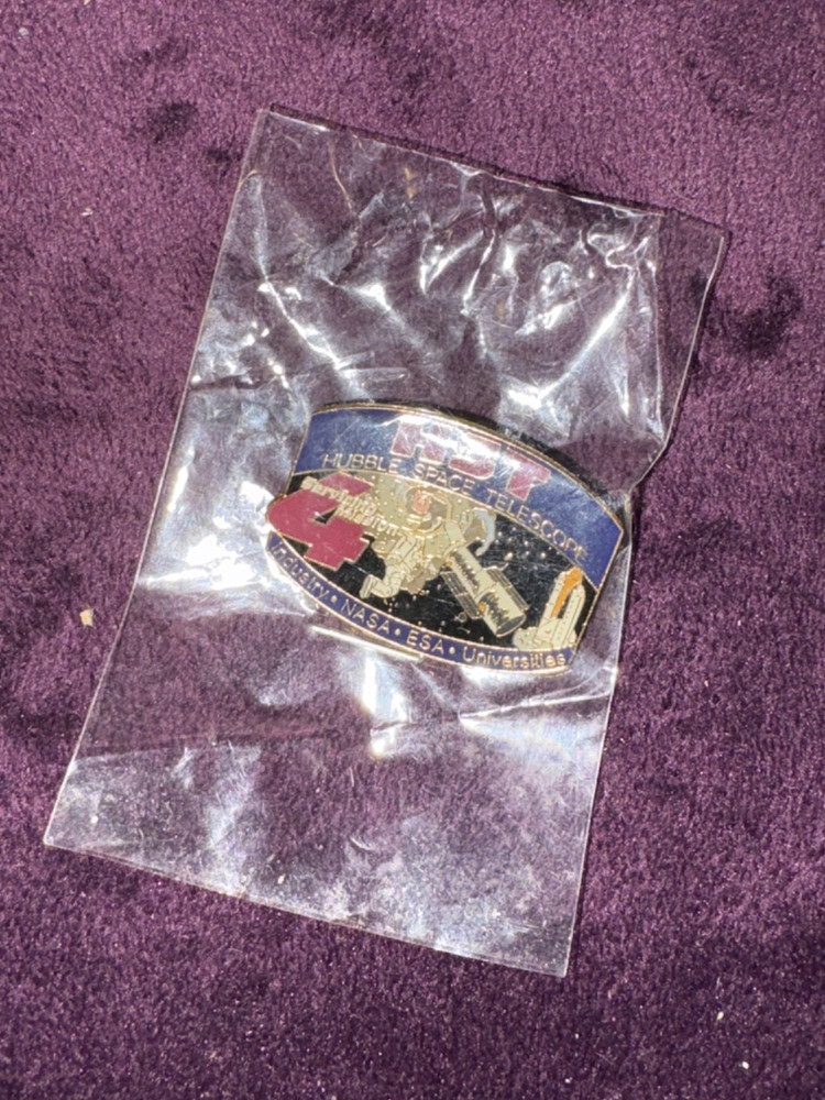 NASA Shuttle / HST Servicing Mission 4, original package vintage collector pin