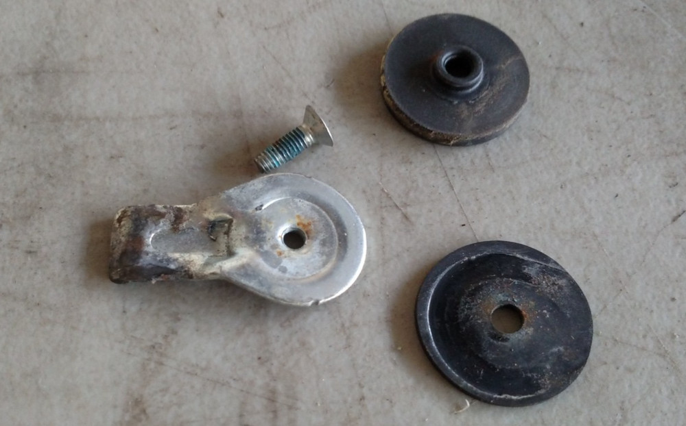PASSENGER DRIVER DOOR REAR WINDOW GUIDE BUSHING MUSTANG 1999-2004